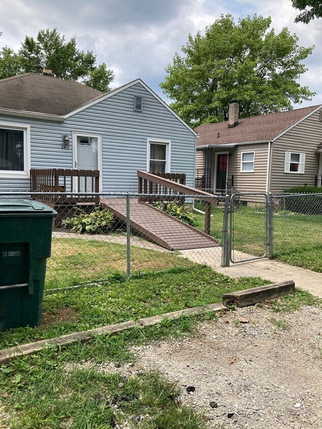 Foto principal - 2 bedroom with fenced in yard