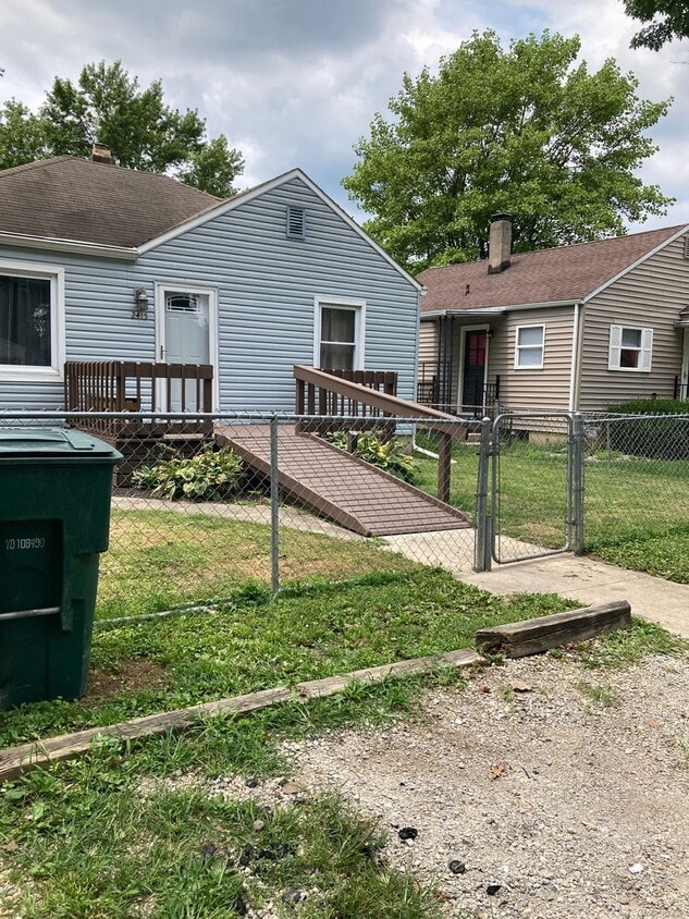 Primary Photo - 2 bedroom with fenced in yard