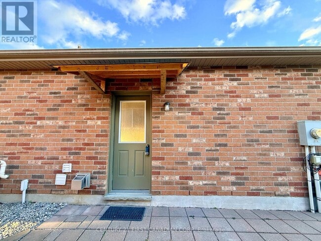 Building Photo - 1744 Louise Blvd