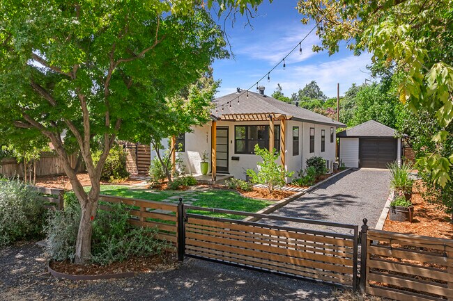 Building Photo - 1737 Laburnum Ave