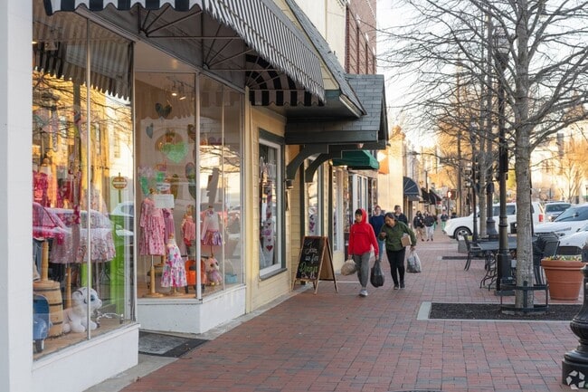 Boutiques and cafes are plentiful in Marietta.