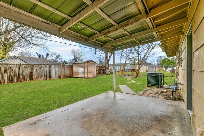 Foto del edificio - 5855 Beldart St