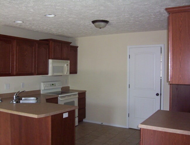 Building Photo - Beautiful 5 bedroom walkout basement house!!