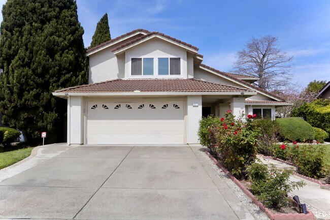 Building Photo - Spacious 4-bedroom home located in Union C...