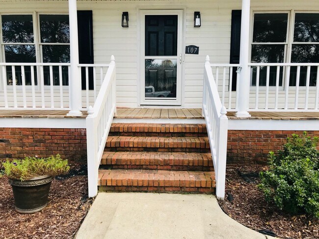 Building Photo - WONDERFUL 2-ST0RY HOME IN PIKEVILLE *ROCKI...