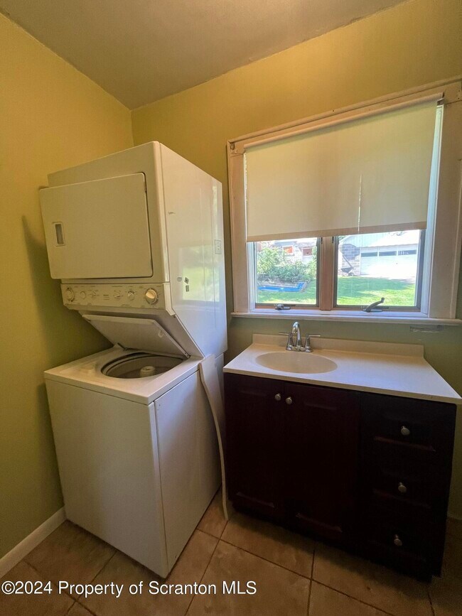 1051 Carmalt St, Dickson City, PA 18519 Room for Rent in Dickson City