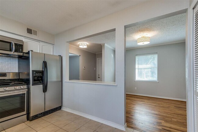 Building Photo - 7129 Santa Monica Dr