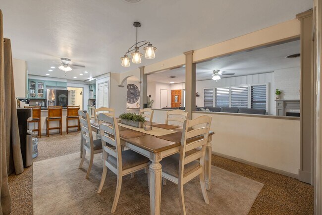 Foto del edificio - 3 bedroom 2 bath with Pool and Solar