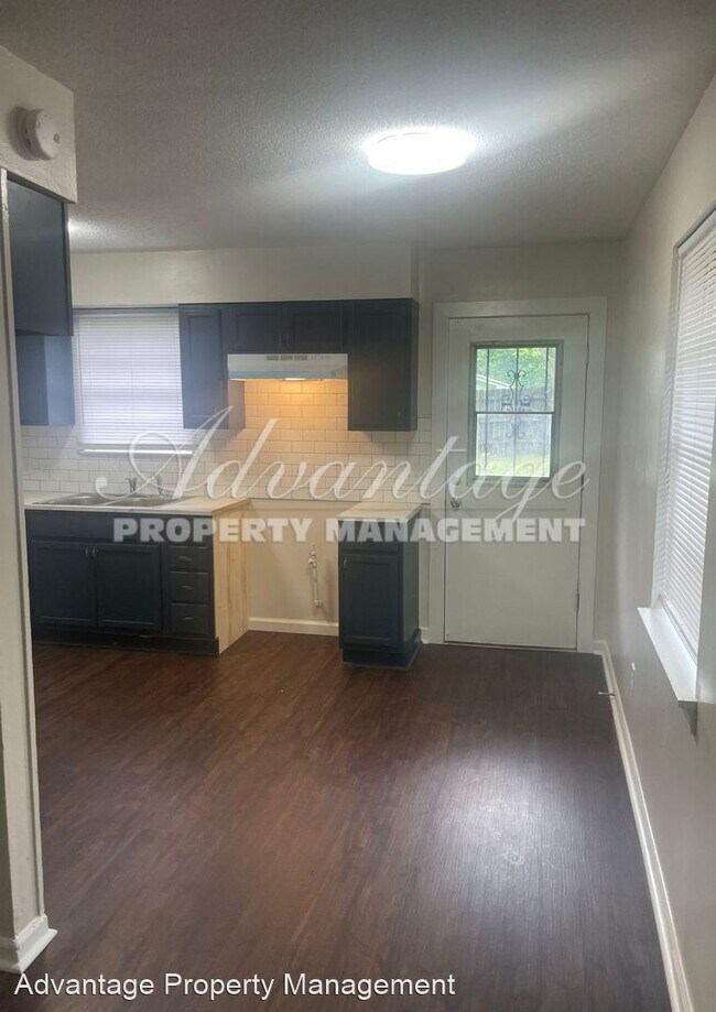 Building Photo - 3 br, 1 bath House - 3710 Royal Wood Dr.