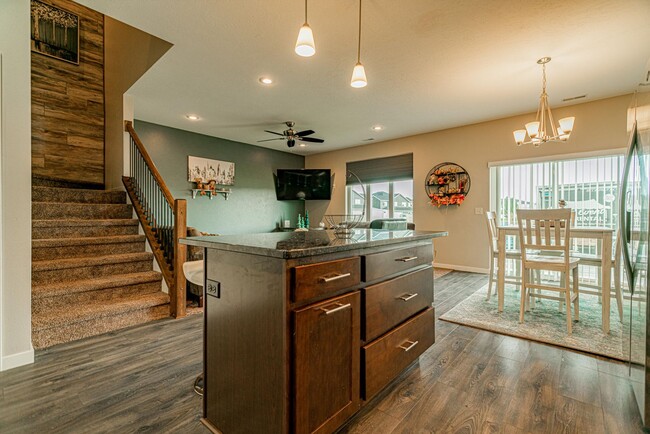 Building Photo - 2456 Waterpark Loop SE