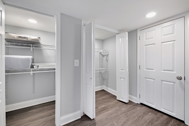 Building Photo - Affordable New Renovated Shared 2br Walkable to Metro