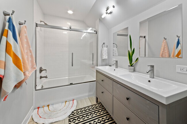 Building Photo - 2144 W Shakespeare Ave