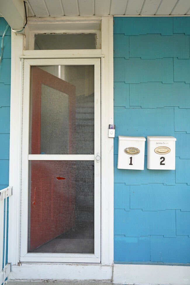 Front entrance main door - 413 19th Ave NE