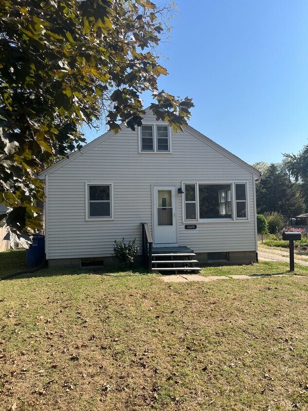 Foto principal - 3 Bedroom House in Moline