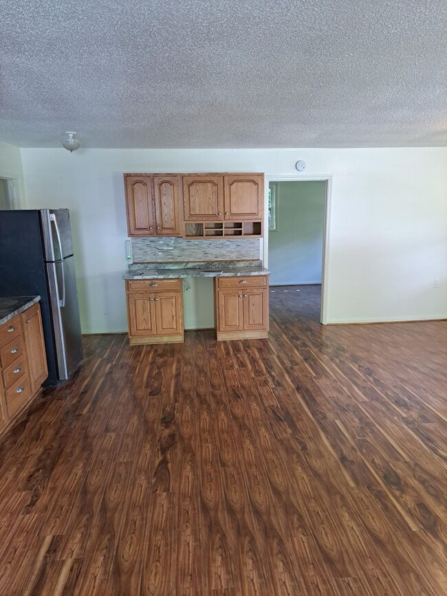 Building Photo - Spacious Remodeled 2 Bedroom Close To Ashe...