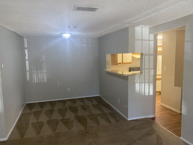 Building Photo - Large 2 bedroom 2 bath Condo with Fireplace