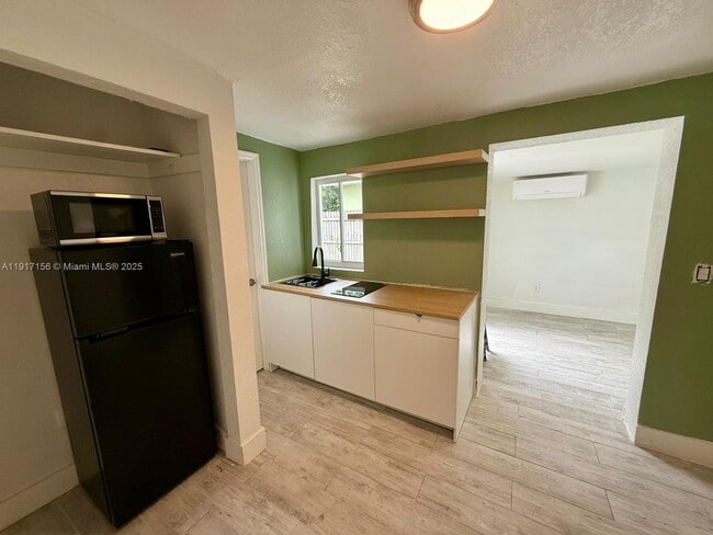 Building Photo - 16200 NE 3rd Ave