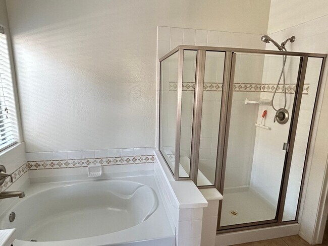 Foto del edificio - 4 bed 2 bath single level home!