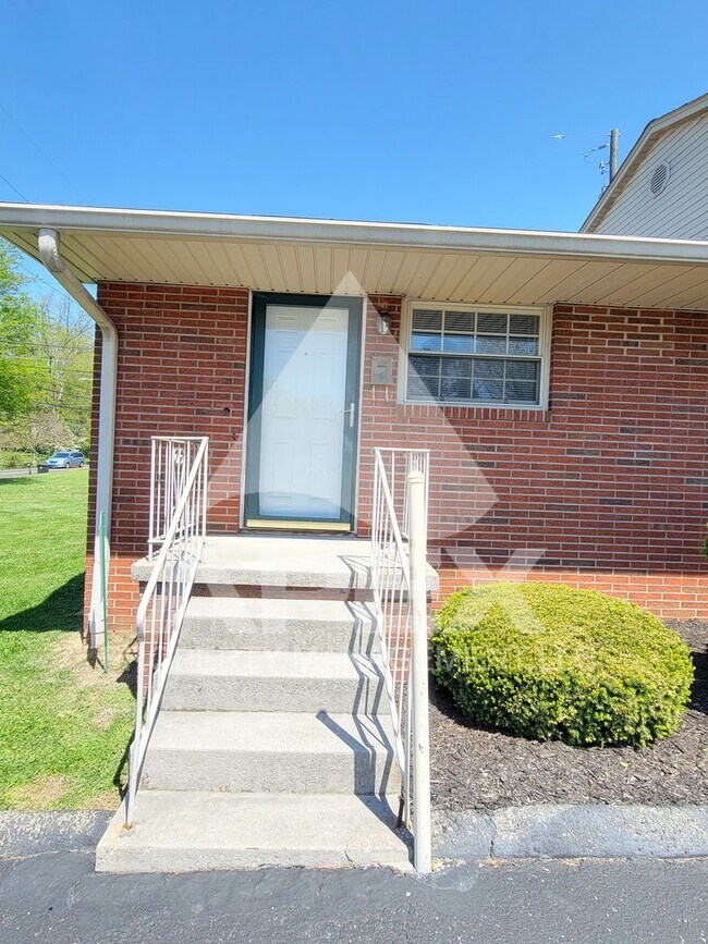 Building Photo - MOVE-IN SPECIAL, $1 RENT!! - Spacious Ground Floor 2 Bd - 1Ba Apartment in Fountain City -- END U...