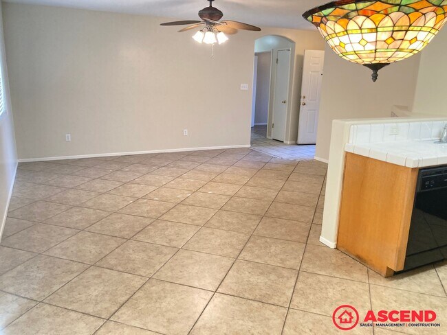 Foto del edificio - Comfortable 2BD/2BA Home in Bakersfield's Desirable 93312 — Fully Equipped!