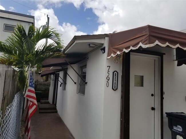 Foto del edificio - 7590 NW South River Dr