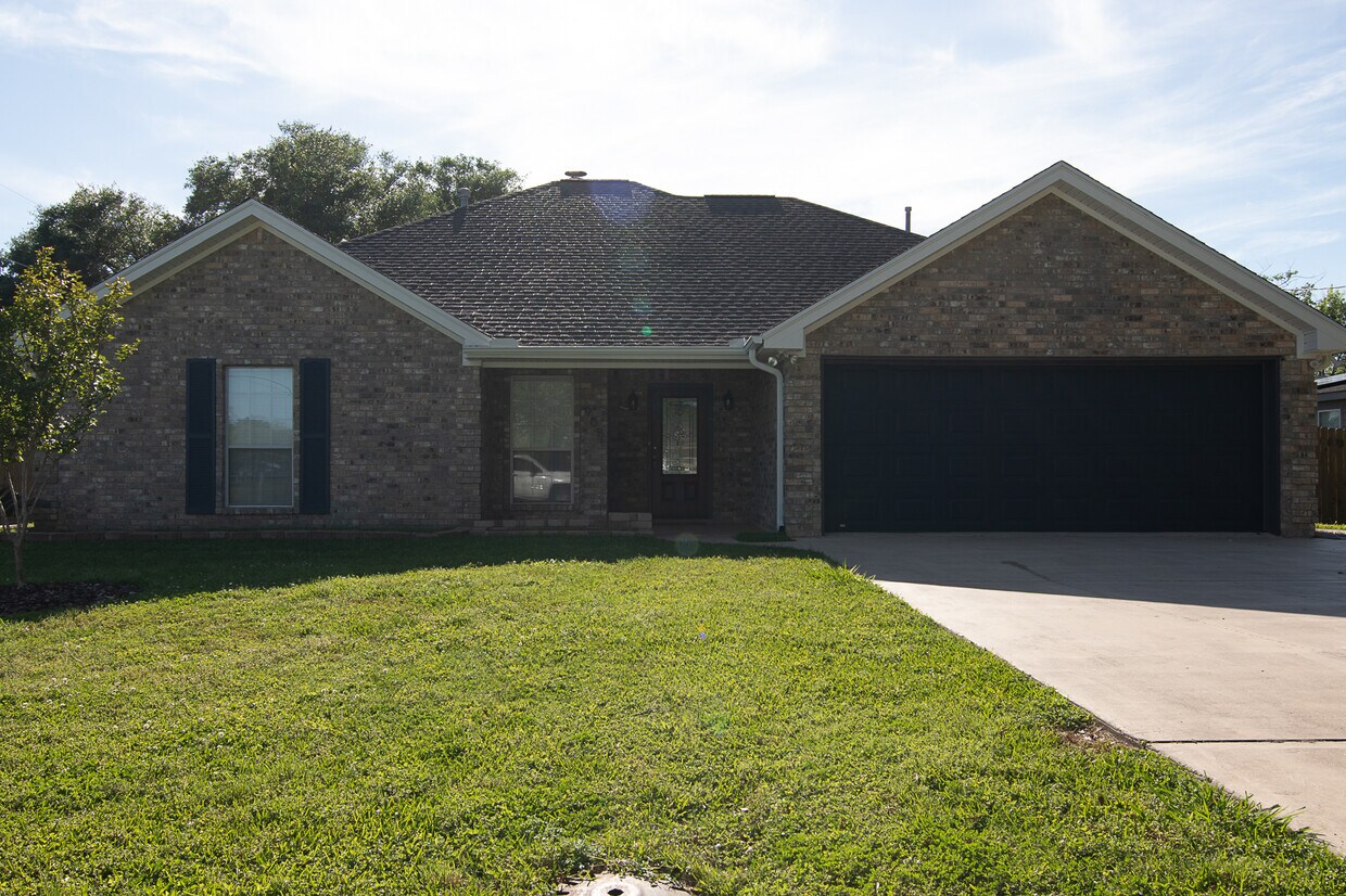 Primary Photo - 905 Galveston St