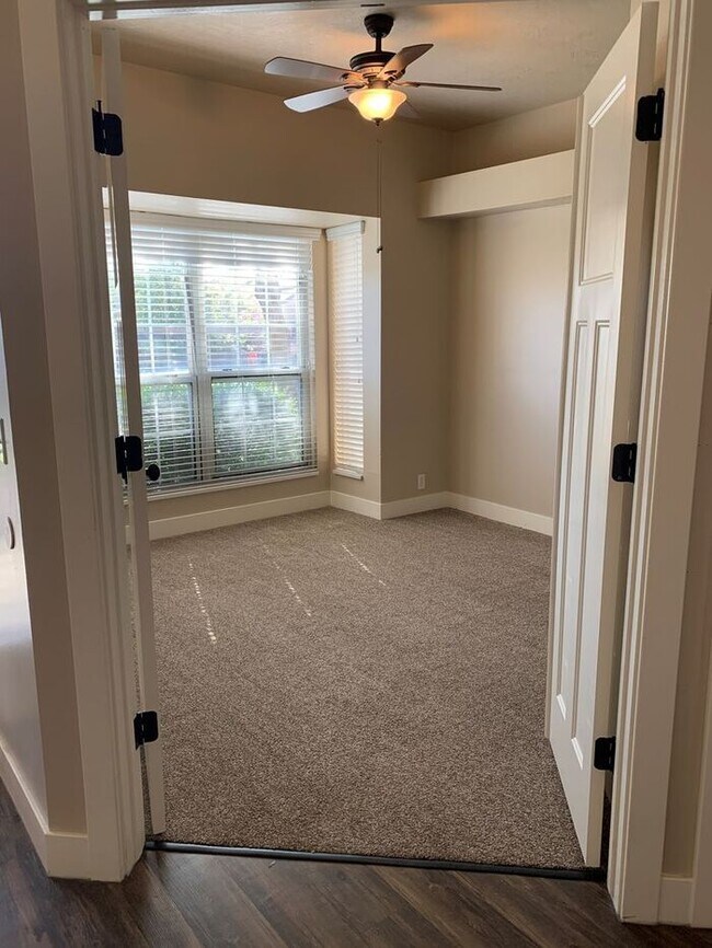 Building Photo - Spacious 2 bed 1 bath Apartment Available ...