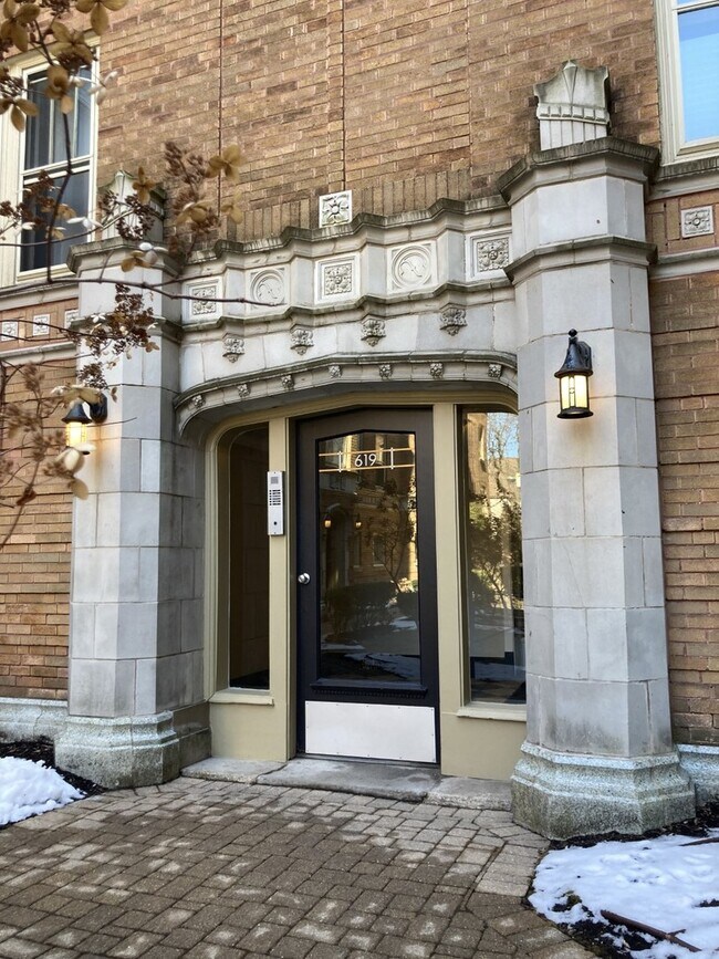 Foto del edificio - 619 Washington Blvd