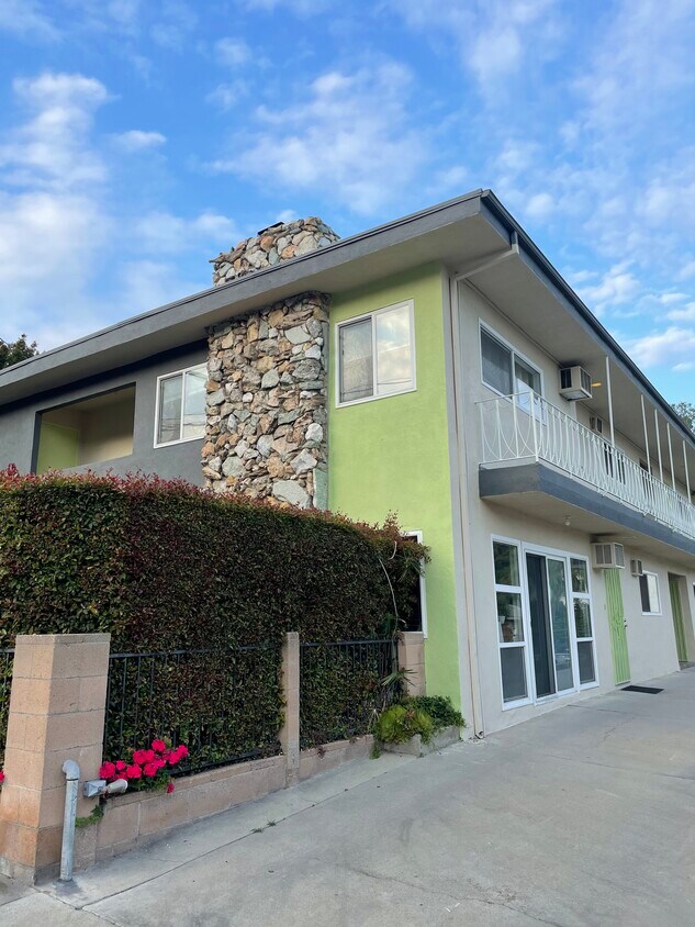 Foto principal - 2476 N Beachwood Dr