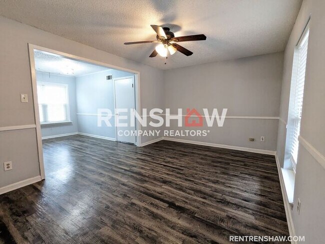 Building Photo - Renovated 3/1 Home In Collierville Now Ava...