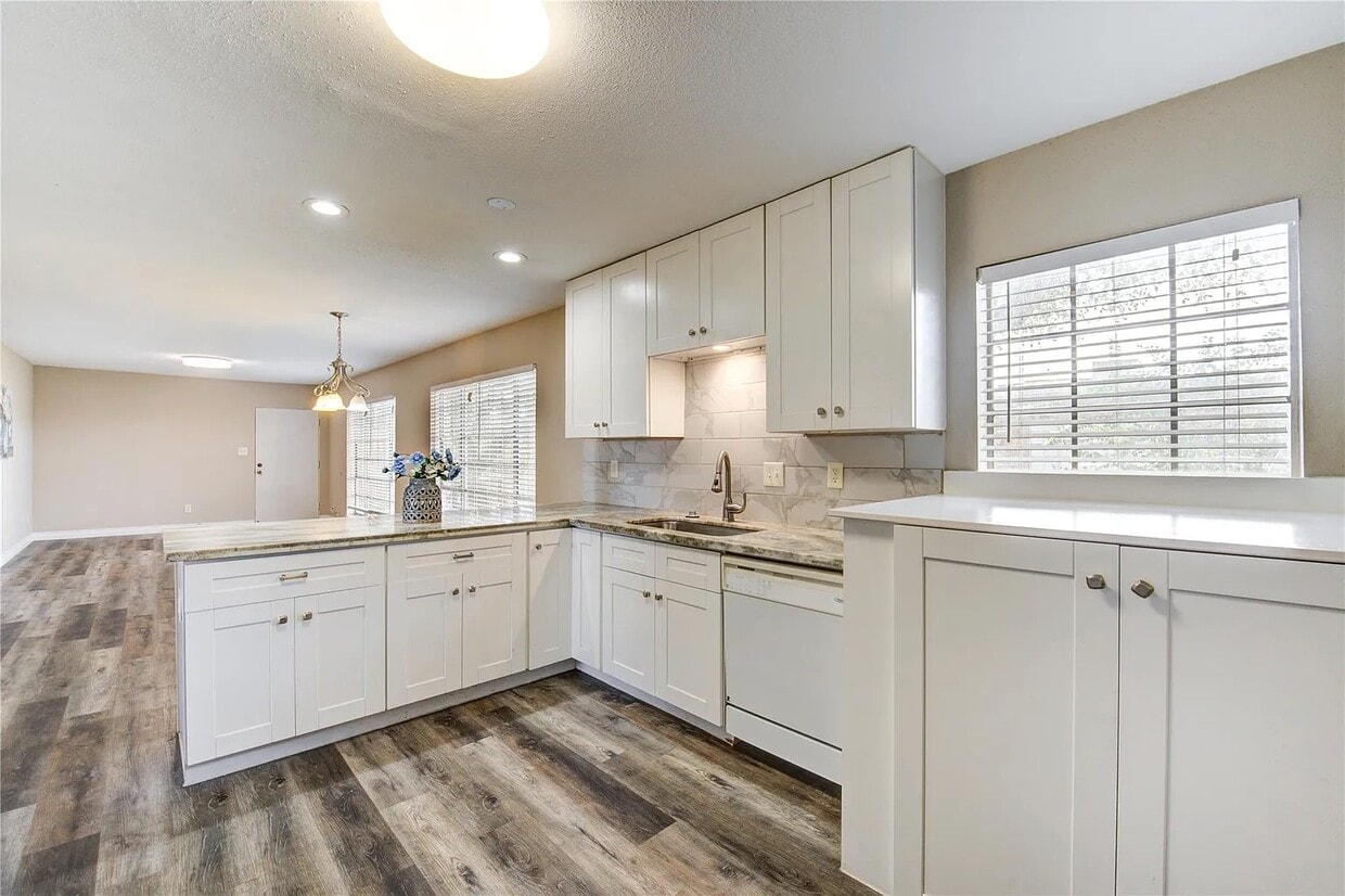 Photo - 2101 Fountain View Dr (Houston, TX)