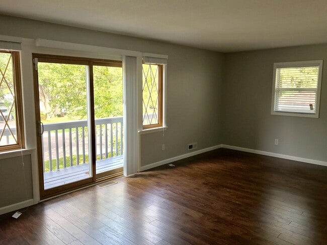 Building Photo - Robbinsdale's 3-Bedroom Home with Walk-Out Deck!