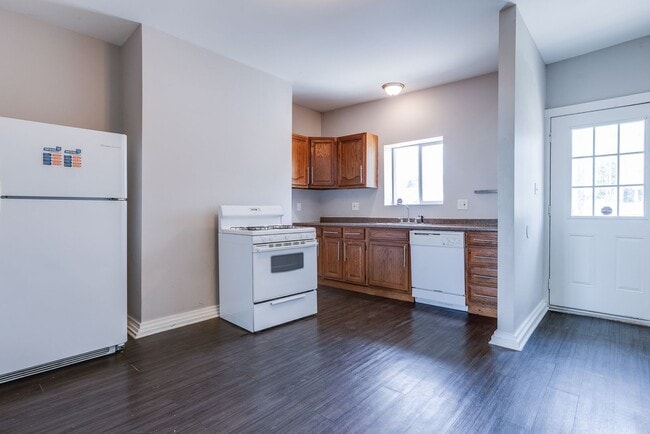 Building Photo - Available August - Check out this beautifu...