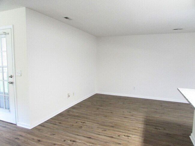 Foto del edificio - 2 Bed, 2 Bath Condo - Desirable Location -...