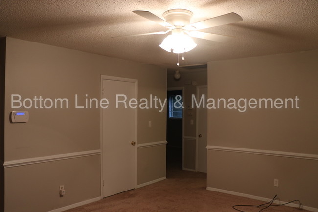 Building Photo - Cozy Two Bedroom Now Available!
