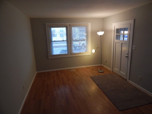 Foto del edificio - Lower Level, 1 Bedroom Apartment Near Johnnie Mercer's Pier, Includes Utilities and Off Street Pa...