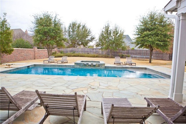 Building Photo - 6219 Douglas Ave