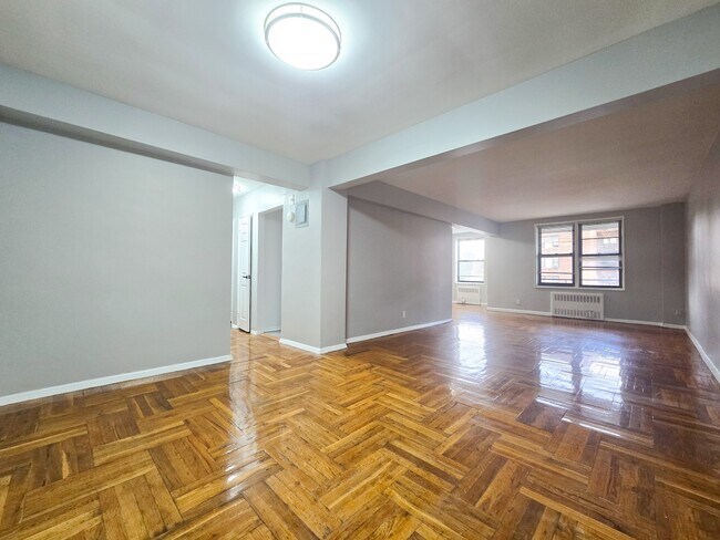 Foto del edificio - 525-527 Riverdale Avenue