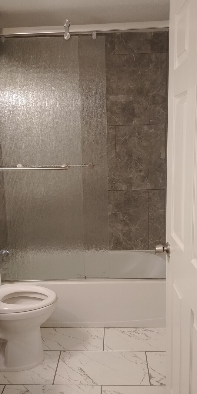 shower/tub combo - 1015 Moss St