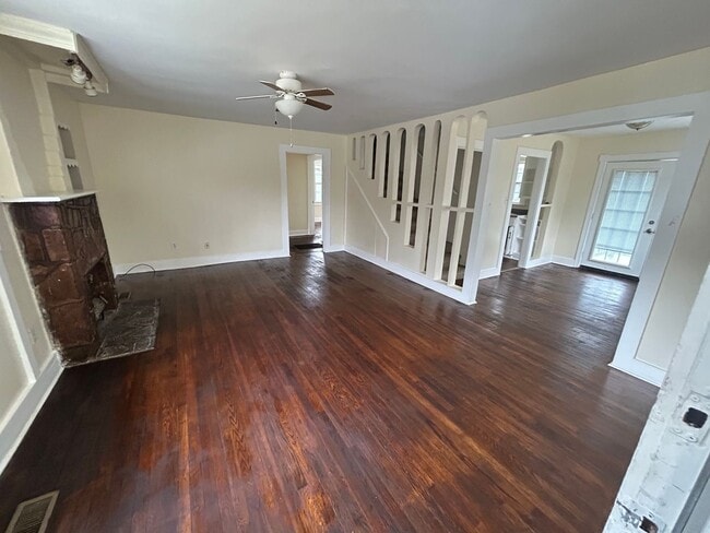 Building Photo - 4 bedroom and 1.5 bathroom