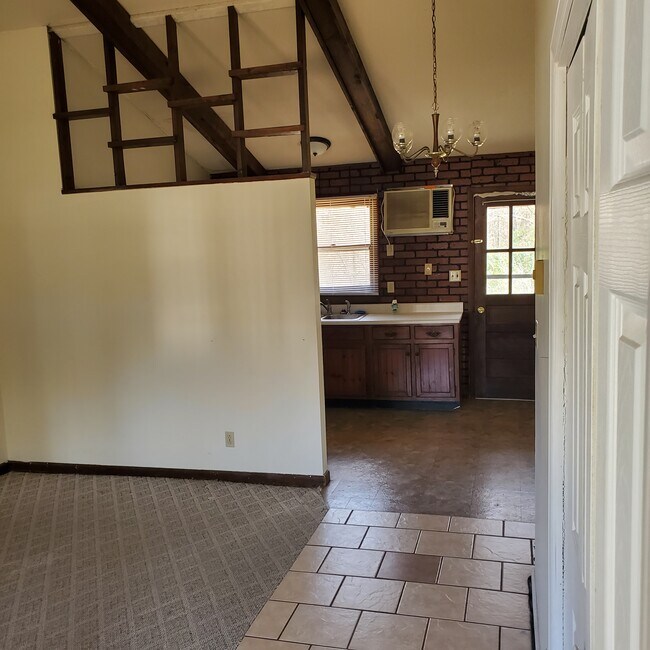 Large Vaulted ceiling in Living Room - 168 Highlander Dr