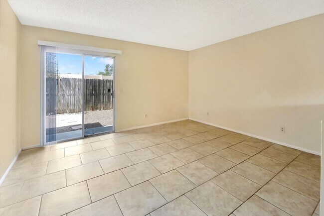 Foto del edificio - Spacious 2BR/1BA Townhome-Central Location
