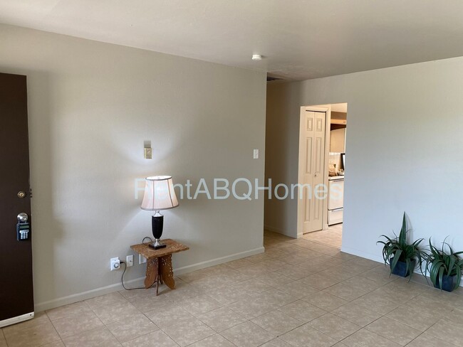 Building Photo - 4Bd, 2Ba  Pueblo Style Home in NE Heights