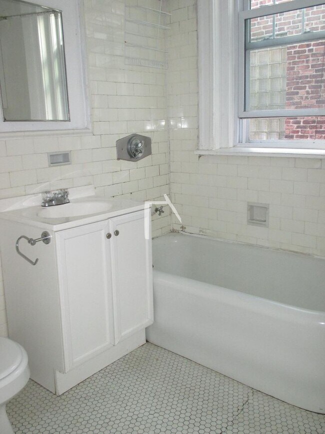 Building Photo - No Brokers Fee, No Security Deposit, Heat ...