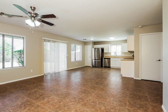 Building Photo - 10638 W Alvarado Rd