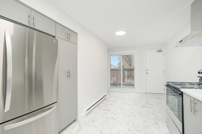Building Photo - 484 Queen Mary St