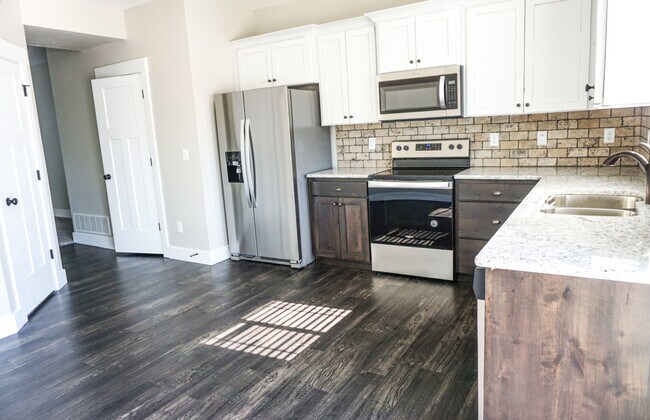 Building Photo - 714 S Saturn Ave