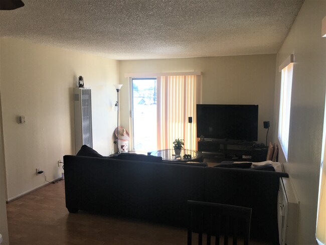 Sala de estar con salida/entrada al balcón - 1704 S Pacific Ave