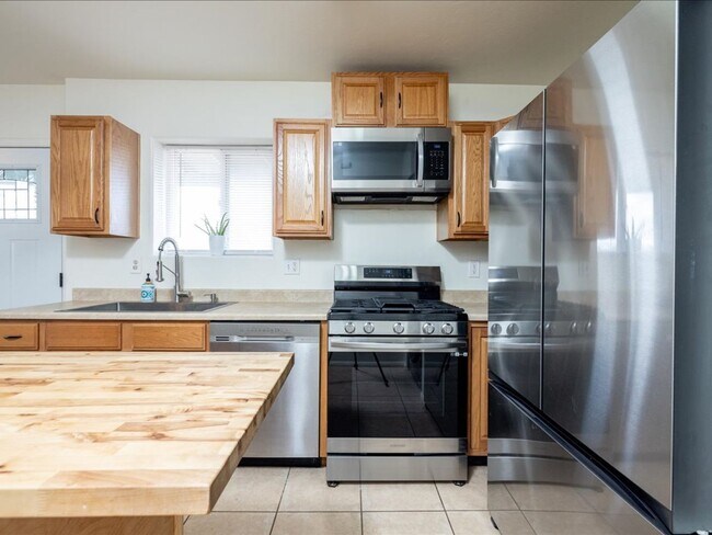 Foto del edificio - 2 Bedroom 2 Bathroom CORNER LOT!! SOLAR PA...