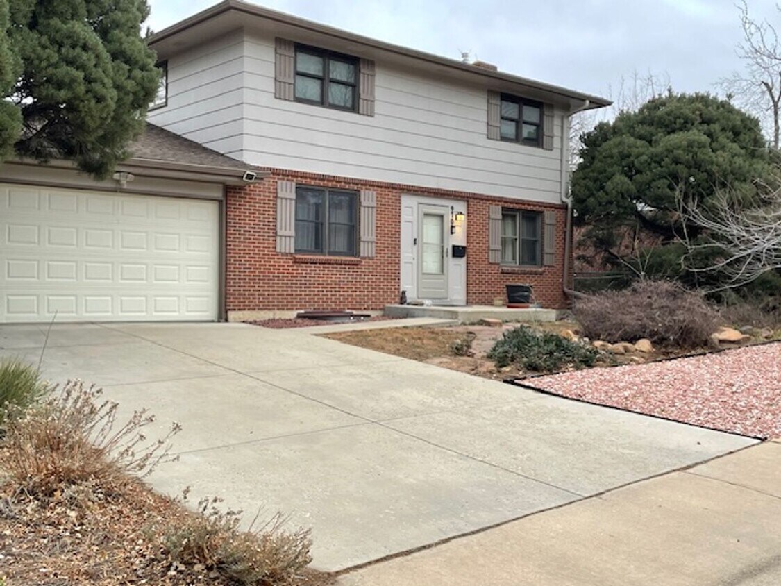 Primary Photo - Spacious Home in South Boulder